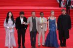Красная дорожка 48-го ММКФ: все звёзды церемонии закрытия в специальном фоторепортаже